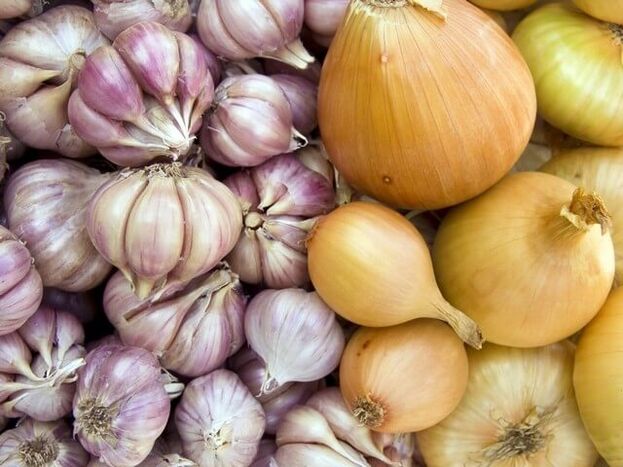 Fresh onions with garlic to get rid of worms