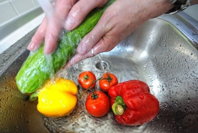 To prevent infection with parasites, vegetables must be washed before eating.